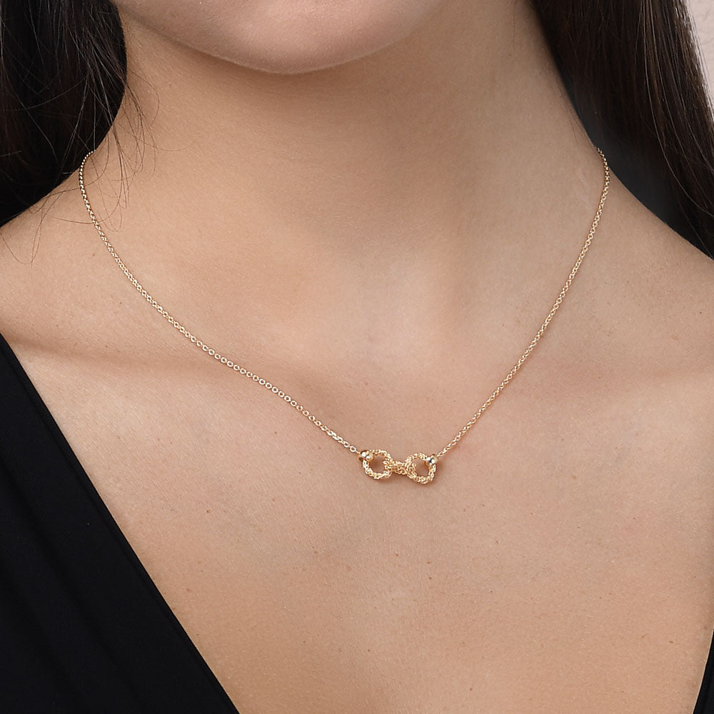 Indossato_Collana_Argentofilato_Crochet_Rings_3_cerchi_dettaglio Indossato_Collana_Argentofilato_Crochet_Rings_3_cerchi_dettaglio