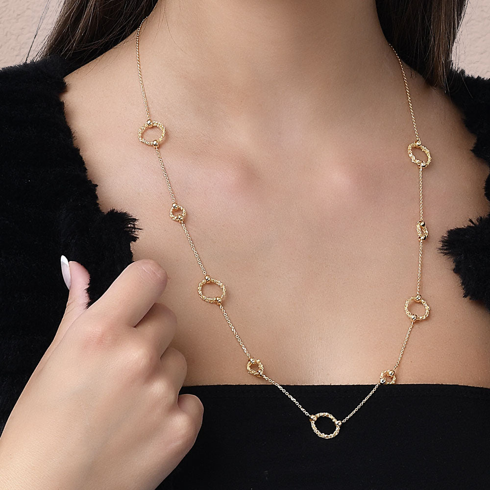 Indossato_Collana_Argentofilato_Crochet_Rings_60cm_9_cerchi_Dettaglio ICollana 9 cerchi argento 925 indossata su busto – nove piccoli cerchi intrecciati visibili sul collo