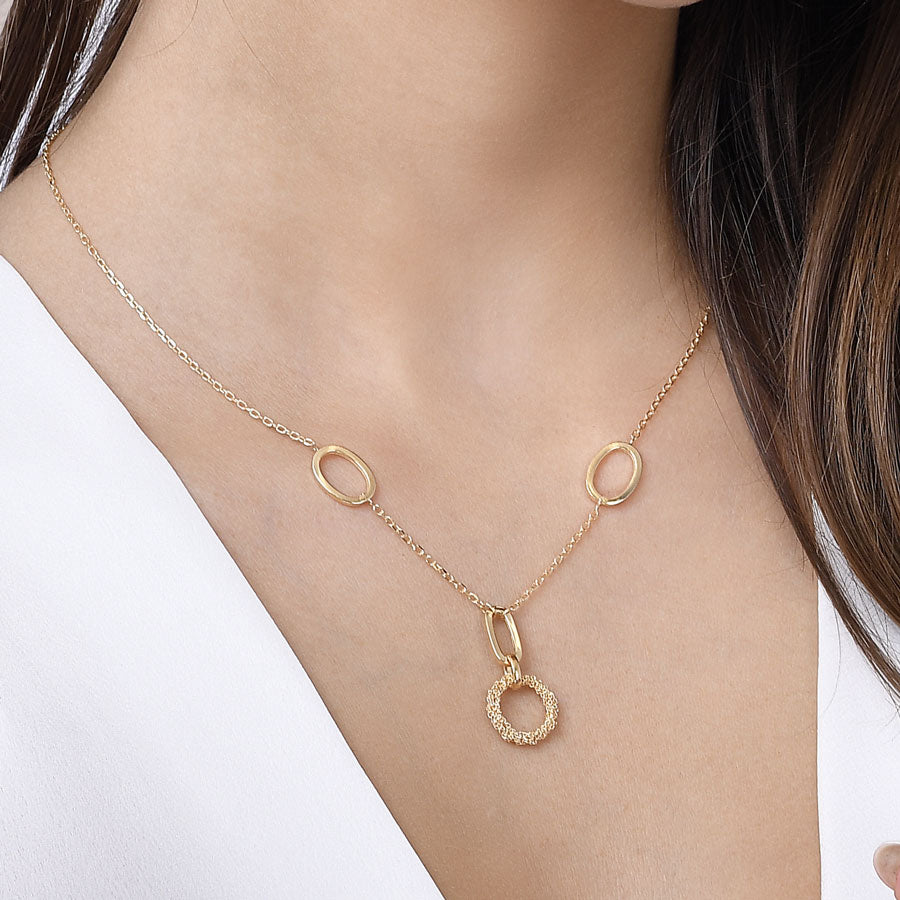 Indossato_Collana_Argentofilato_Crochet_Rings_Pendente_Dettaglio ICollana rings pendente argento 925 indossata su busto – doppio pendente intrecciato su catena sottile