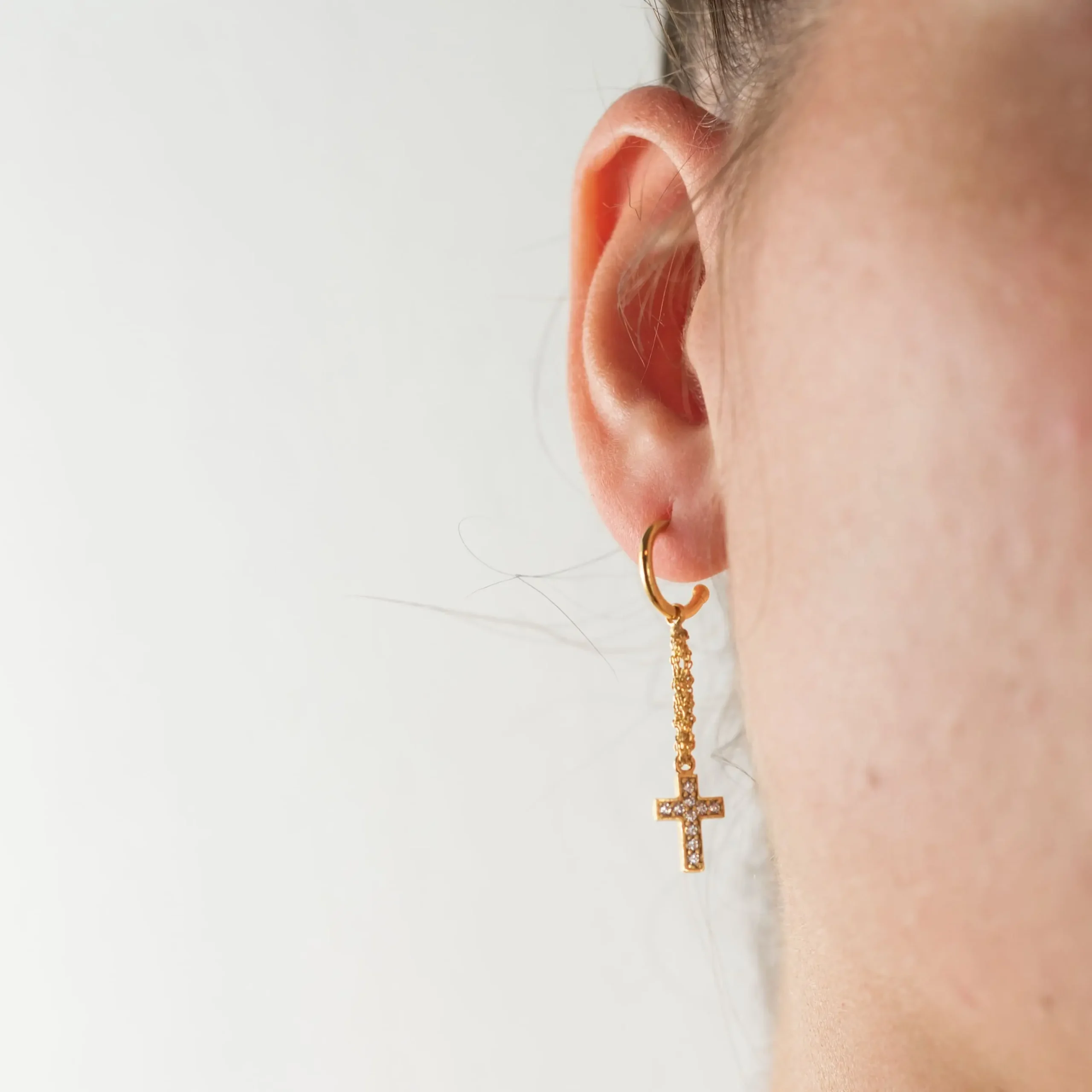 Orecchino croce zirconi indossato Orecchino uncinetto croce con zirconi Argentofilato indossato
