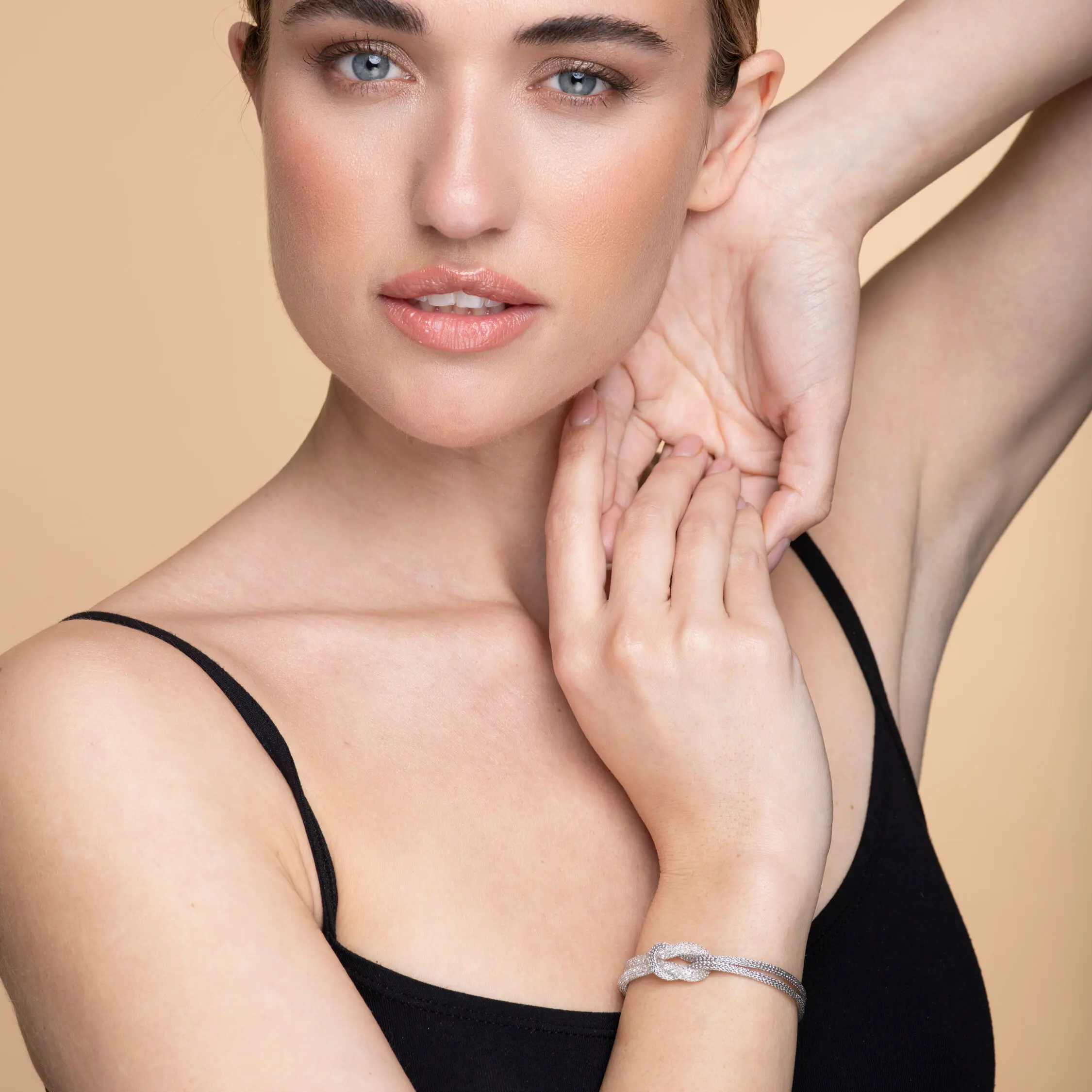 Argentofilato-Bracciale-Crystal-Hug-modella1 Argentofilato Bracciale Crystal Hug modella mani